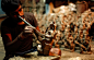 印度，阿拉哈巴德：一个手工艺人正在工场完成一个印度教象头神的泥塑。为期10天的象头神节从9月19日开始。