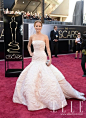 红毯上，与影后詹妮弗•劳伦斯（Jennifer Lawrence）桂冠绝佳搭配，成为奥斯卡永恒的经典时刻。