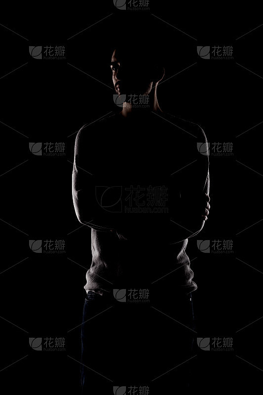 侧光轮廓人像年轻英俊的男性短胡须