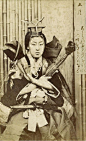 女武芸者（Onna-bugeisha）指的是属于日本封建贵族的一种女武者。武士家族训练他们的女儿，与武士并肩作战，保卫家族和荣誉、协助主人扩大领土。
早在著名的武士阶级出现前，日本战士就训练有素，挥舞着剑和矛，女人精通薙刀、怀剑和短刀术。战国时代战争中参与战斗的女性很多，通常与男武士在一起，也 ​​​​...展开全文c