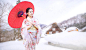 アジアの女性観光客。赤い傘を持つ日本の女の子。白川の伝統的な和装服を着た美しい女性は、岐阜県に位置する村です。 - kimono ストックフォトと画像