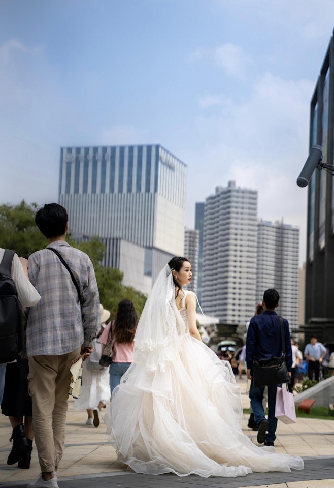 9月11日,有网友曝料了街头偶遇了宋轶穿婚纱照拍戏的照片