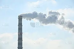 室外工业烟囱排出的烟尘污染空气。二氧化碳排放