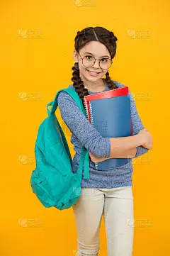 优秀的学校。快乐的孩子拿着书包和书。小孩回学校了。9月1日。知识的一天。教育和研究。启动。购买学校必