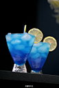 这个饮品的名字叫【蓝色珊瑚礁Blue Lagoon】，又是伏特加与果汁的奇妙调配，像蓝天白云在杯子里漂浮，你想试试吗?