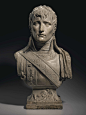 法国雕塑家 JOSEPH CHINARD ( 1756-1813)1801年为第一执政拿破仑·波拿巴创作的胸像，在2016年佳士得拍卖会上以149,000美元售出。