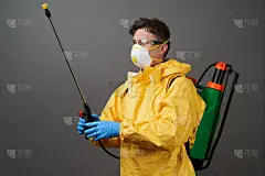冠状病毒消毒的概念。穿着防护服的人做消毒