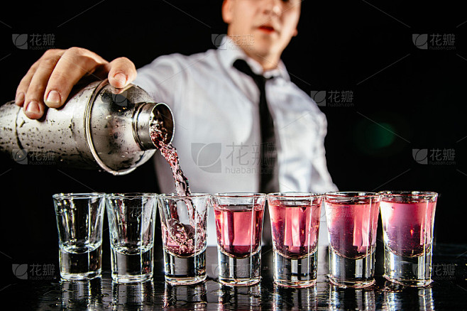 酒保冲了一枪