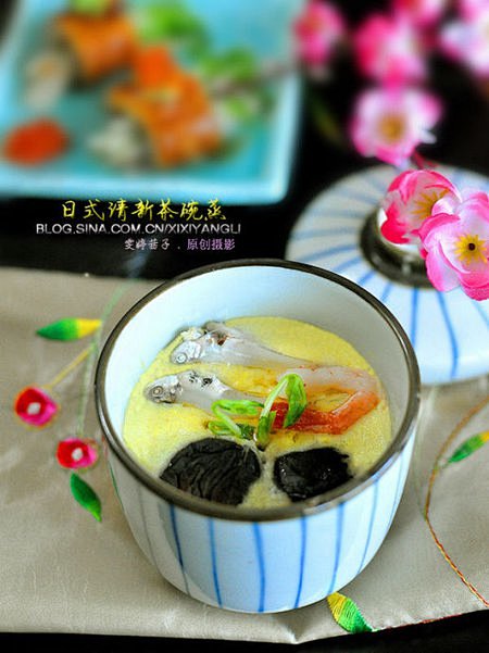 日式茶碗蒸
1.鸡蛋朝一个方向打散，香菇...