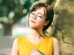 文艺眼镜美女复古室外写真壁纸 - 4493桌面壁纸