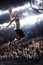 篮球场里跳跃投篮的运动员高清图片