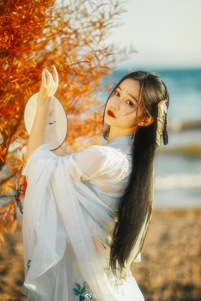 当时我醉美人家，
美人颜色娇如花。
今日...