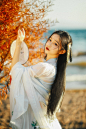 当时我醉美人家，
美人颜色娇如花。
今日美人弃我去，
青楼珠箔天之涯。
天涯娟娟姮娥月，
三五二八盈又缺。
翠眉蝉鬓生别离，
一望不见心断绝。
心断绝，
几千里？
梦中醉卧巫山云，
觉来泪滴湘江水。
湘江两岸花木深，
美人不见愁人心。
含愁更奏绿绮琴，
调高弦绝无知音。
美人兮美人，
不知为暮雨兮为朝云。
相思一夜梅花发，
忽到窗前疑是君。





