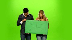 一对夫妇举着一个空白的标志，绿色的屏幕