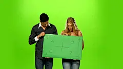 一对夫妇举着一个空白的标志，绿色的屏幕