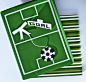 由珠子制成的足球标签，置于绿色纸包装的礼物上。