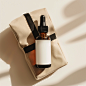Platziere die amber Dropper Bottle mit weißem label in einem stilvollen Kulturbeutel oder Beautycase, um die Eignung des Produkts für die tägliche Pflegeroutine unterwegs zu illustrieren. --v 6