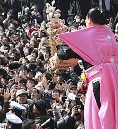 组图：日本抛撒炒黄豆迎“立春”
