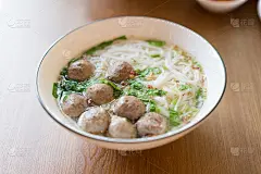 亚洲食物牛肉和肉丸汤面