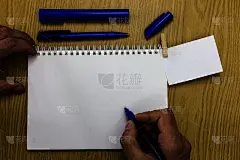 业务空模板布局的邀请，贺卡，促销海报，代金券，人拿马克笔，笔记本，衣服夹，提醒，木头桌子，杯子，咖啡