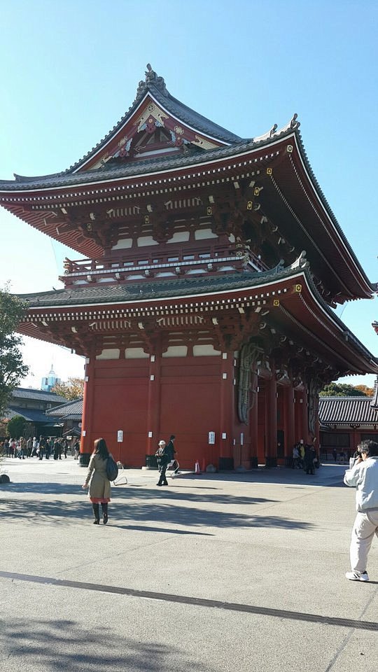 浅草寺是东京都内最古老的寺庙。相传，在推...