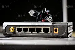 舞台上的网络集线器和rj45电缆。用于联网的计算机附件。