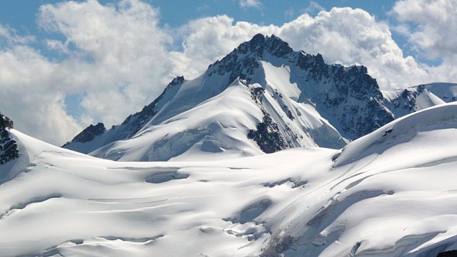 连绵起伏的雪山封面大图