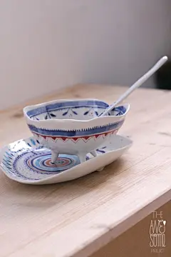 之前发过作者的插画，（点击作者细致的插画，小站置顶第一篇便是）水彩作品，非常非常精细的手绘作品。也发过一些陶瓷作品，都非常独特。

作者The Awesome Project​