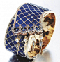 灼灼其华--伦敦苏富比在2012年底为迈克·威尔比的古董珠宝收藏举行了一次专场拍卖。211件古董珠宝时间跨越16～20世纪初期，能看到文艺复兴时期的风貌，伊比利亚半岛的珠宝技巧，格鲁吉亚风格，直到20世纪初风靡一时的装饰艺术风格。这些是迈克60年的庋藏，可以说呈现出了一部简单清晰的珠宝史。@北坤人素材
