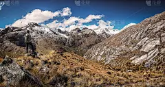 男性冒险家在看秘鲁的风景