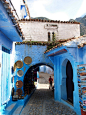 美到窒息！摩洛哥神秘蓝色小镇【远眺小镇并不见大片的蓝，当一步步沿着街道上的拱形土墙门拾阶而上时，才真切感觉到了蓝城之魅，铺天盖地，蓝得几乎使人窒息！】Shefshauen是摩洛哥西北部一个小镇，当地至今仍保留着15世纪时的蓝色房子。