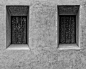 Frammenti parlanti : Frammenti parlanti Elementi architettonici, installazioni, pavimentazioni, vengono impressionantemente estrapolati dal contesto in cui giacciono, per divenire oggetti se-moventi, significanti per s…