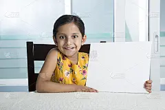 孩子，孩子拿着旗帜在他的手中-股票形象