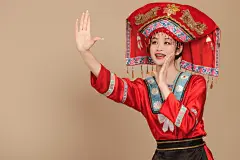 壮族三月三少数民族服饰女性人物摄影图