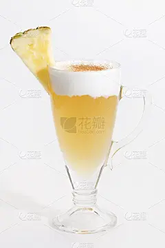白底加水果和浆果的热葡萄酒