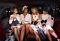 Kate Spade New York 找来现实生活中的好友 Karlie Kloss 和 Derek Blasberg，大家都盛装打扮准备好了礼物，场景在回家或去派对路上的车后座。