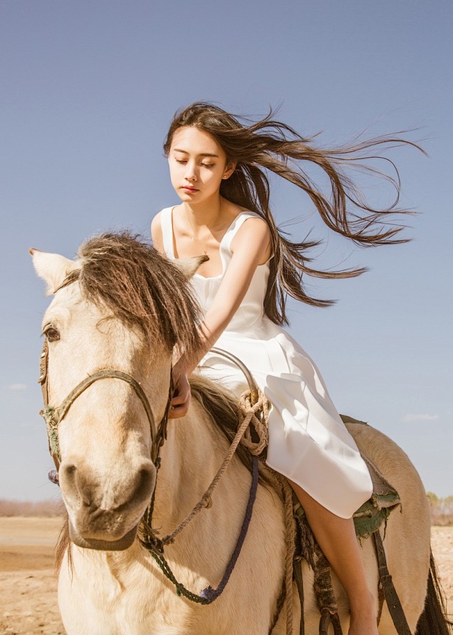 长发清纯白裙美女荒野唯美写真-Y美女图片...