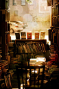 一间屋子，藏在书的世界。