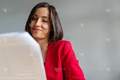商业女性阅读和评估报告的快乐。