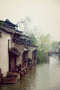 烟雨的江南，梦幻的水乡。水墨色的砖瓦，朦胧的古宅。#旅行笔录#