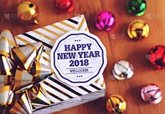 用五彩缤纷的装饰祝你2018年新年快乐。