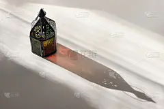 斋月卡里姆贺卡，请帖模拟场景。彩色发光的深色摩洛哥灯笼。日出白桌，日落淡，窗影长。开斋晚宴。古尔邦节