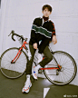 TFBOYS-易烊千玺 一组街头大片释出，身穿红黑条纹T恤