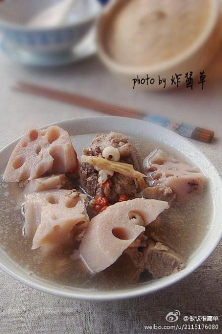 【补血养颜当归莲藕骨头汤】1.大骨冷水下锅氽去血沫杂质,捞出备用；2.藕去皮后切成块状；3.砂锅内放水烧开后加入氽烫好的大骨头,大骨汤煮开后 ...