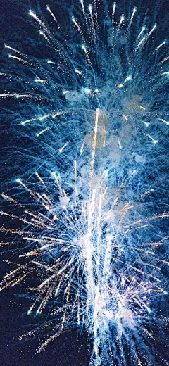 原图壁纸：2024新年快乐，烟花绽放夜空-今日头条