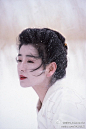 #和服##吉永小百合##《つる -鶴-》#1988年拍摄的以日本传统故事“鹤的报恩”为基础的电影，故事本身讲述了一只仙鹤用自己的羽毛来为当年搭救她的老夫妇织布赚钱的故事。整套和服都是以鹤的形象作为蓝本的呢，小百合就跟雪地里的仙鹤一样超级美_(:з√∠)_