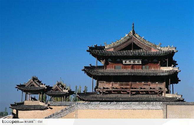 古代建筑-蓝天下高大的城楼