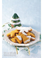 [圣诞姜饼的做法——贝太厨房] 详细做法请点击：特色圣诞节，一盒你亲手特别制作的圣诞小点，送给你爱的她（他）吧。圣诞姜饼材料面粉                250g肉桂粉              3g盐                  2g小苏打              2g姜粉                5g丁香粉              2g黄油               ......