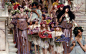英国维多利亚时代画家Lawrence Alma-Tadema 由花神神庙的祭祀人员组成的队伍，正在庆祝古罗马人节日丨圆形旗帜上有庞贝时期的壁画图案@北坤人素材