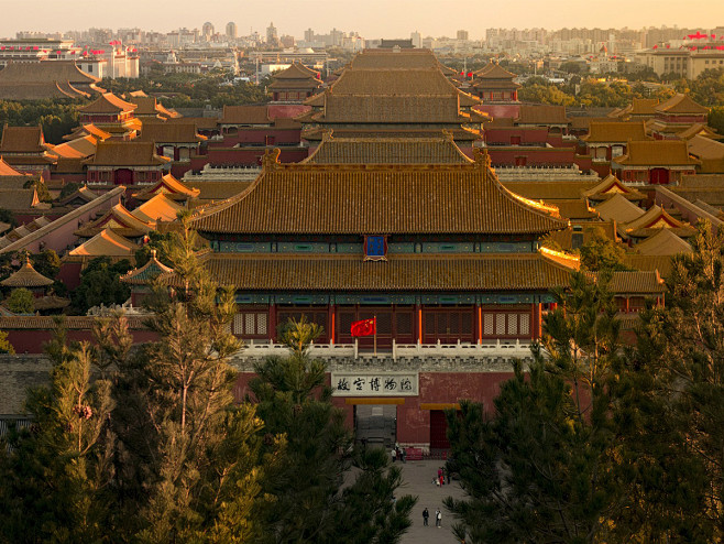 今天的曲阜孔庙，主要建筑来自明清两朝。清代时发展到九进院落，这种出于礼制的布局象征着孔子无限崇高的地位。外观仿照北京故宫样式修建，左右对称 ...